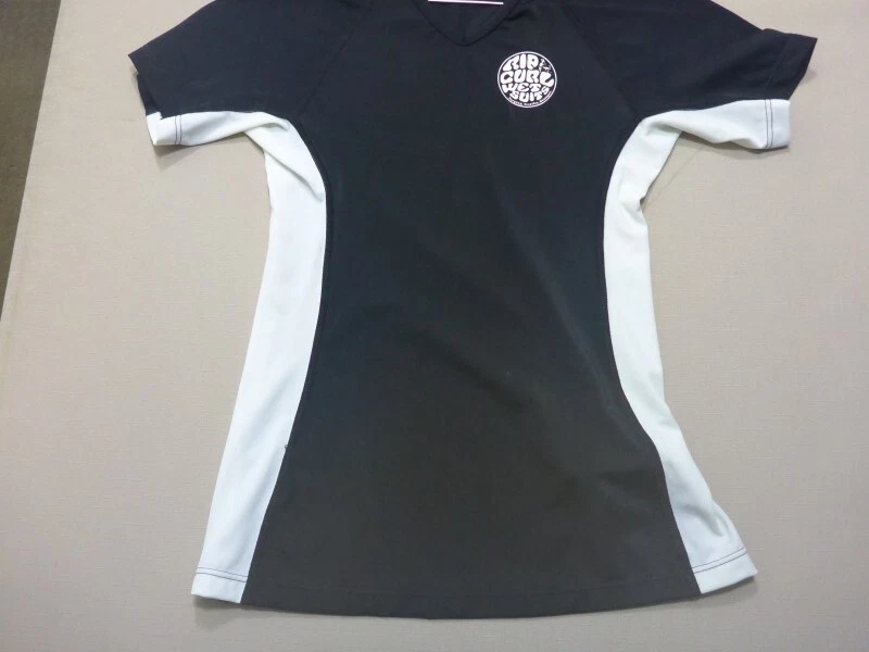 052 ЖЕНЩИН EX-COND RIP ЗАВИТОК ЧЕРНЫЙ / БЕЛЫЙ V-ОБРАЗНЫМ ВЫРЕЗОМ S/S RASH TOP SZE 12 $60 RRP. - Изображение 4 из 4