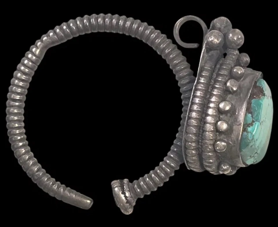 Par de pendientes tibetanos antiguos del siglo XIX, plata de pureza 900 y turquesa Foto 3 de 4