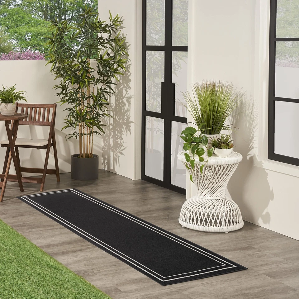 Alfombra contemporánea de interior/exterior Nourison Home Essentials 22 x 76 negra marfil Foto 2 de 4