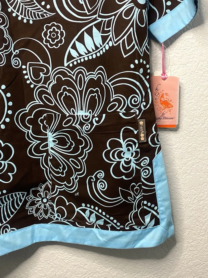 NWT Koi Nursing Scrub Top Women Medium Brown Floral Print Uniform Sky Blue Trim - Изображение 2 из 4