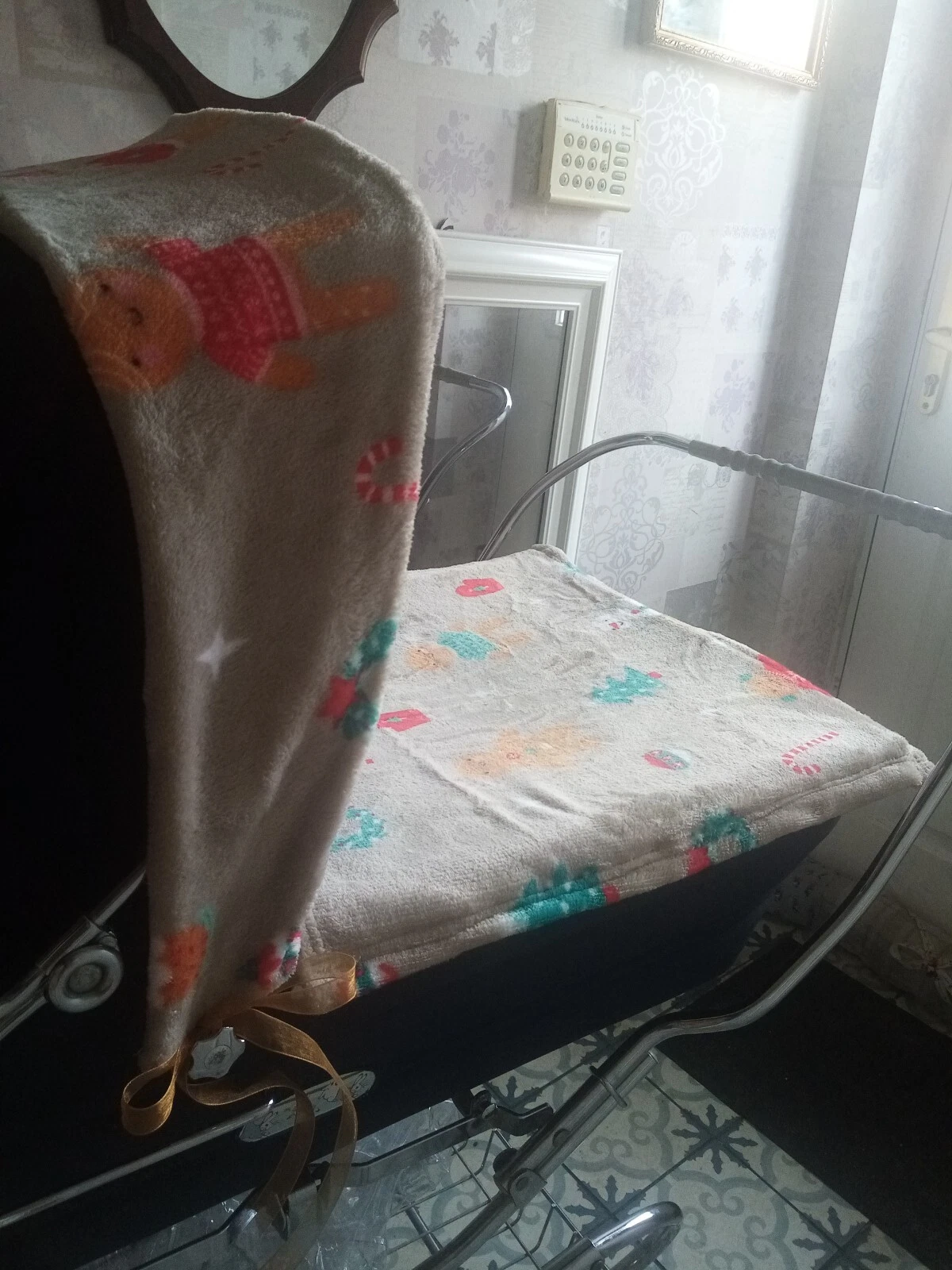 Cappuccio Pram Coach Costruito Pelliccia E Coperta Abbinati Pan di Zenzero Uomo Tema Natale A