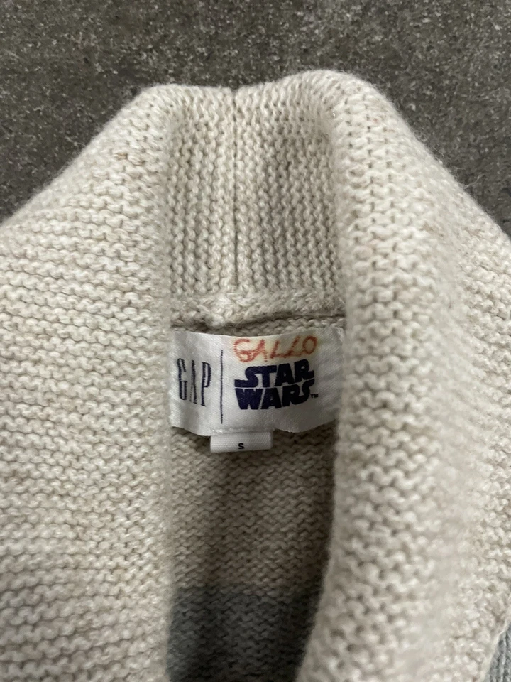 Cárdigan suéter con botones Gap X Star Wars talla pequeña Darth Vader niño pequeño Foto 2 de 4