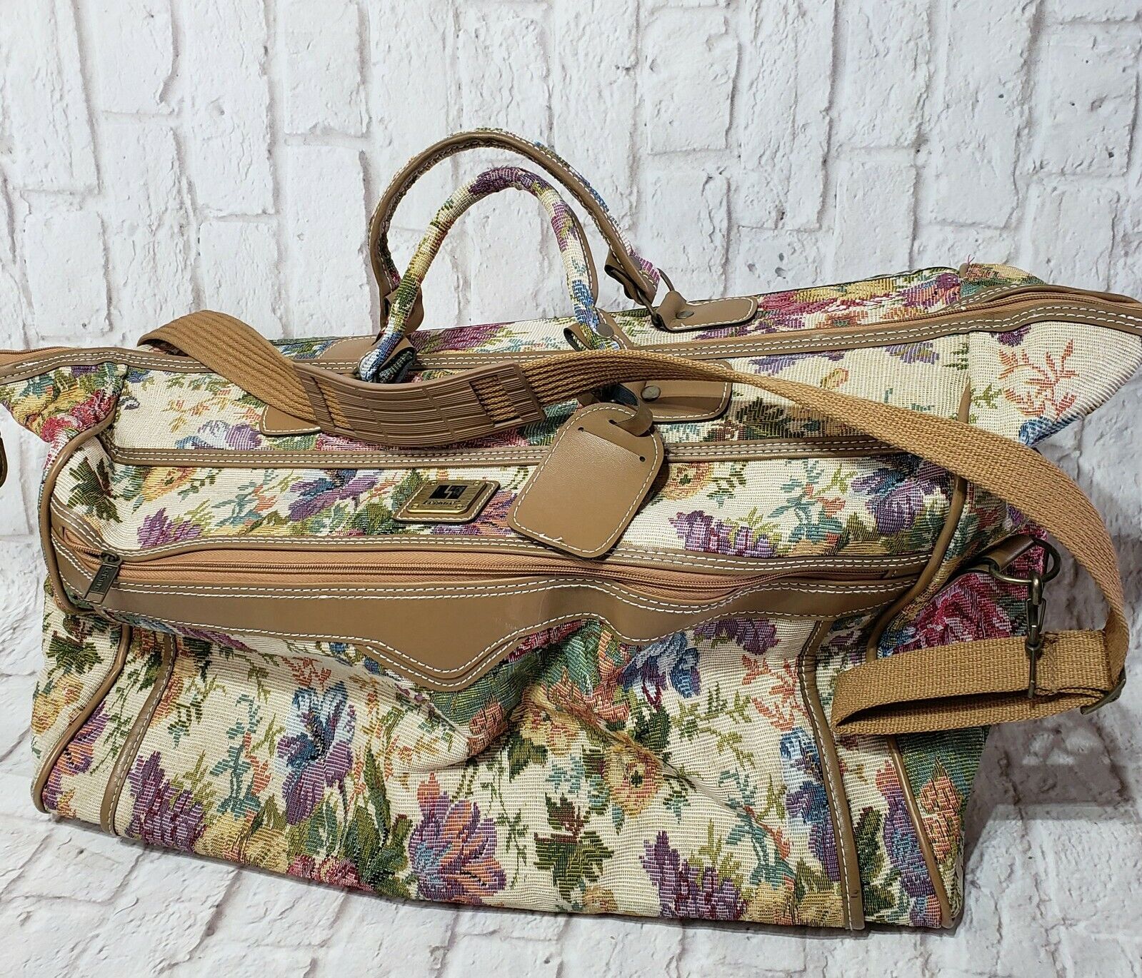 Leisure Brand Floral Tapestry (28x13x13) Overnight Travel Bag 