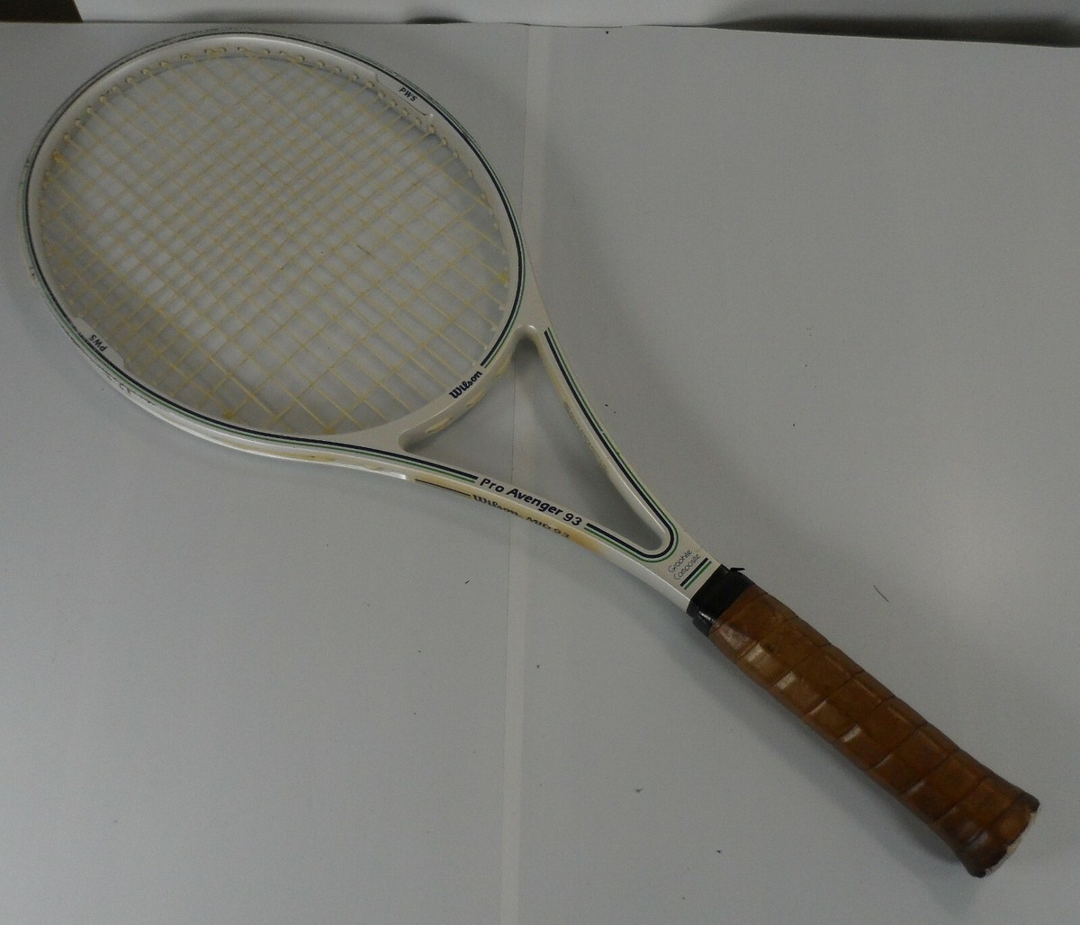 Raquette Wilson Pro Avenger Mid 93 Graphite - Taille 4 3/8 Avec Housse - Occasion
