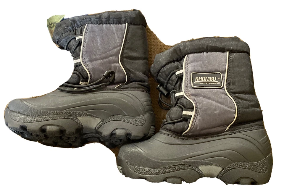 Botas de neve/inverno KHOMBU preto/cinza juvenil tamanho 11M impermeável gravata elástica excelente estado usado - Imagem 3 de 4