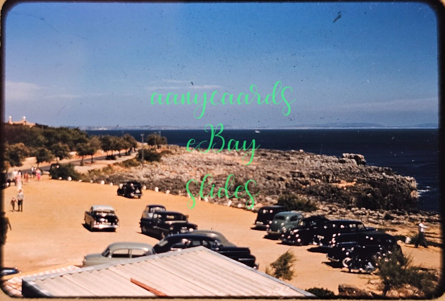 Coches Cascais Portugal 1956 aparcados vista panorámica océano Atlántico original diapositiva roja