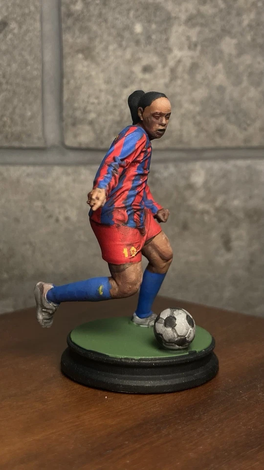 Statuetta Ronaldinho Gaucho Con La Maglia Del Barcellona 6cm Circa - Immagine 4 di 4
