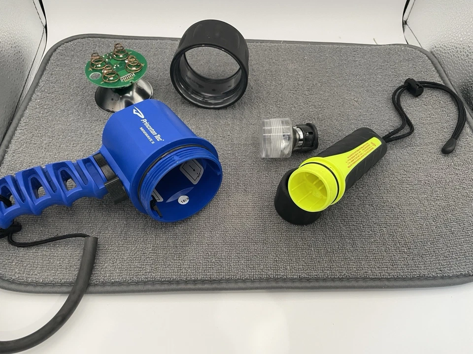 Linternas de buceo submarinas Princeton Tec - Miniwave II y Tec 40 funcionando Foto 4 de 4