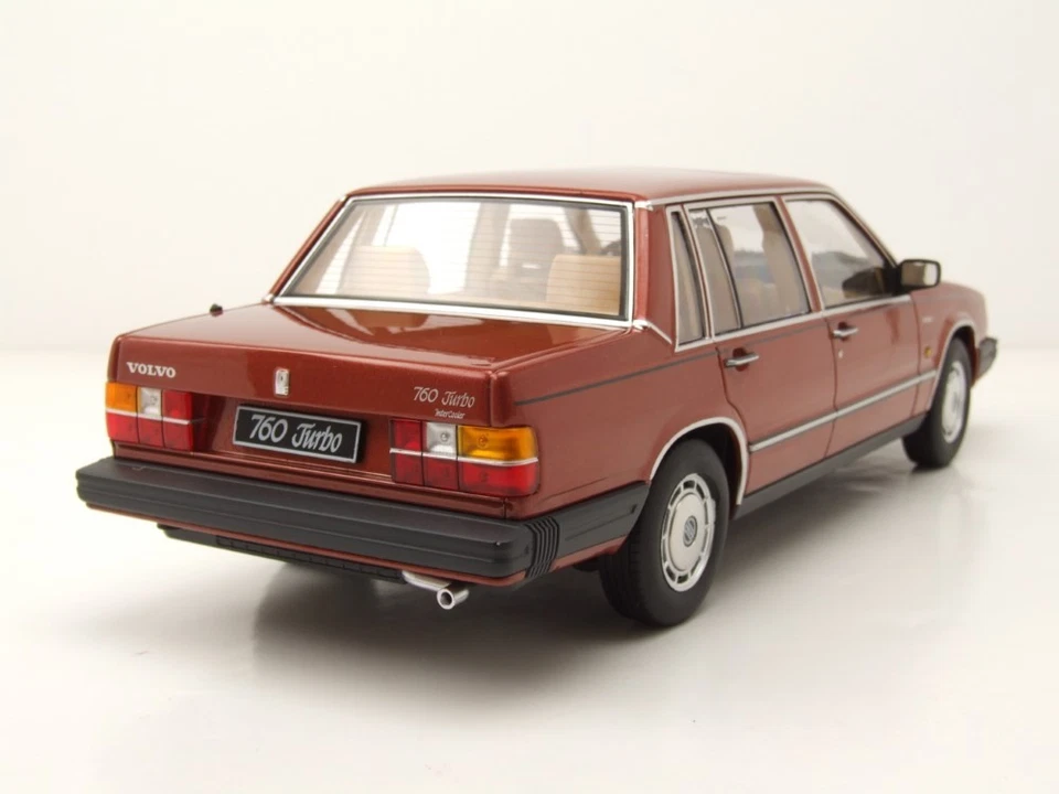 Volvo 760 1985 Rosso Scuro Modellino Auto 1:18 Triple9 - Immagine 2 di 4