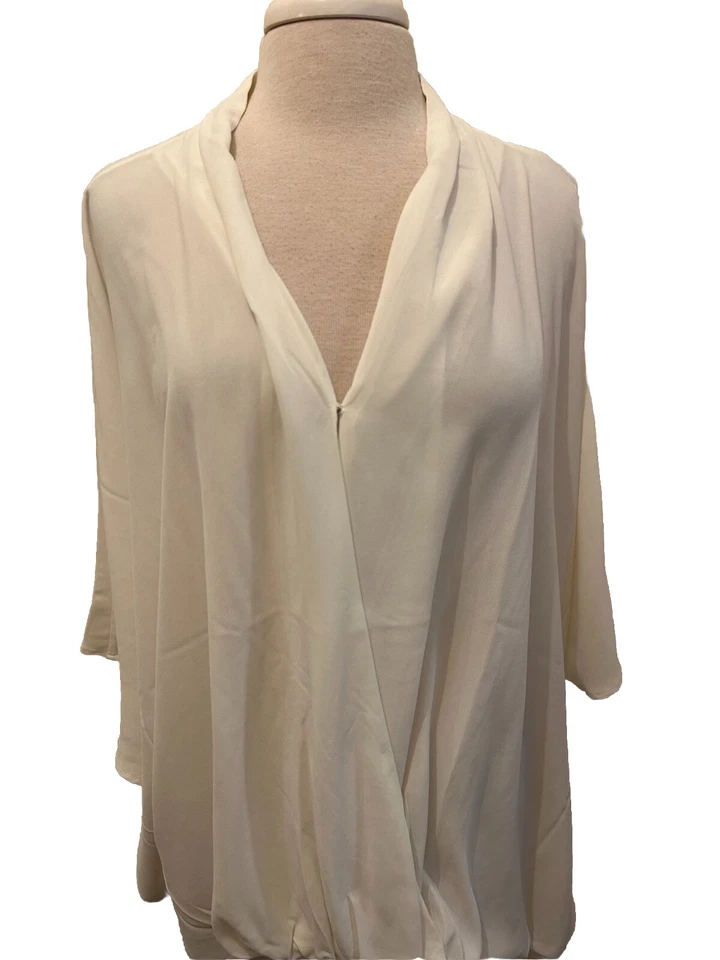 Blusa Wynne Layers Blanca Manga Corta Dolman Escote en V 2X Foto 2 de 4