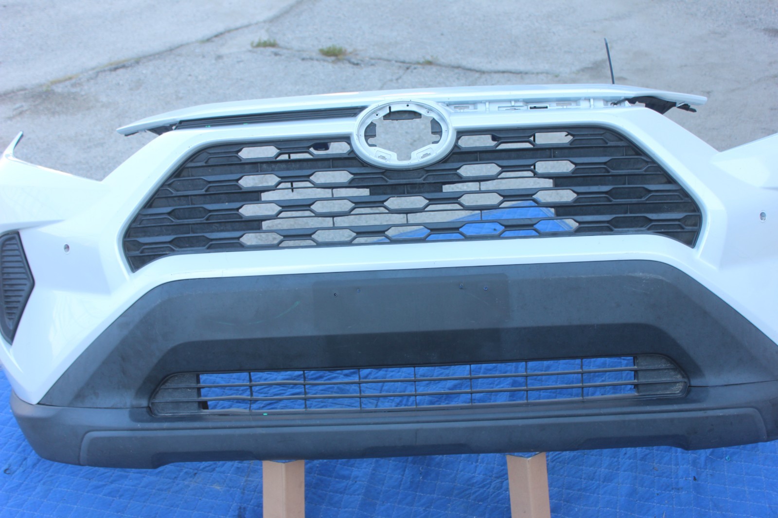 19-25 2022 TOYOTA RAV4 FRONT BUMPER COVER GRILL LOWER VALANCE WHITE GENUINE OEM