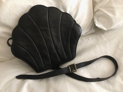 FURLA VINTAGE LEDER TASCHE DAMEN SCHWARZ CLAMSHELL JAKOBSMUSCHEL SCHULTERGURT BAG