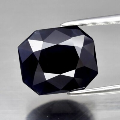 3,96 Karat 10x8,6 mm Achteck tiefblauer Saphir Afrika, beheizt