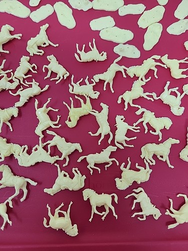 Lot of Airfix Plastic Model 1/72 HO/OO Horses/Stands/Bases Unpainted - Picture 3 of 8
