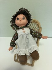 Puppe im Stil Sarah Kay / Manga Puppe mit Rattan-Schaukelstuhl  80er Vintage