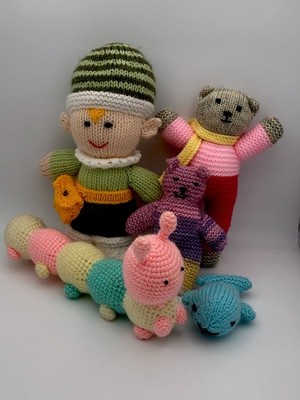 Handgefertigtes gestricktes gehäkeltes Teddytier Elfen Wal Raupe weiches Plüschtier