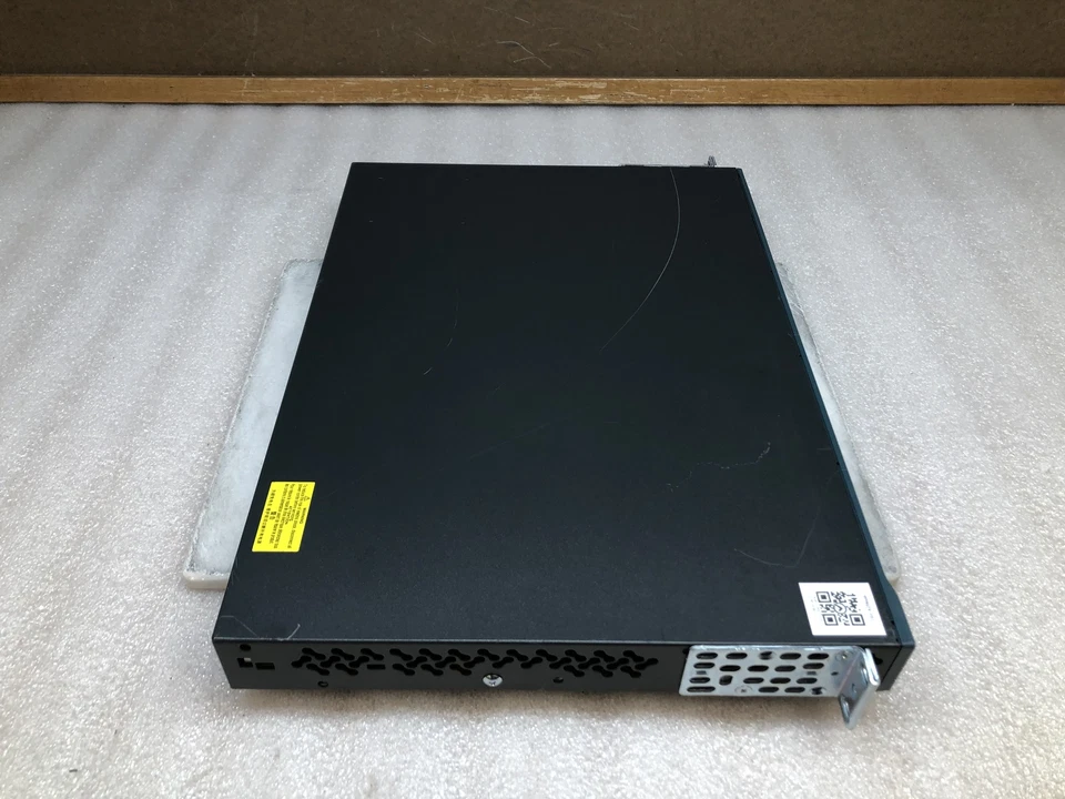 Conmutador Ethernet de 24 puertos Cisco Catalyst serie 2960 PoE-8 WS-C2960-24LT-L V07 Foto 4 de 4