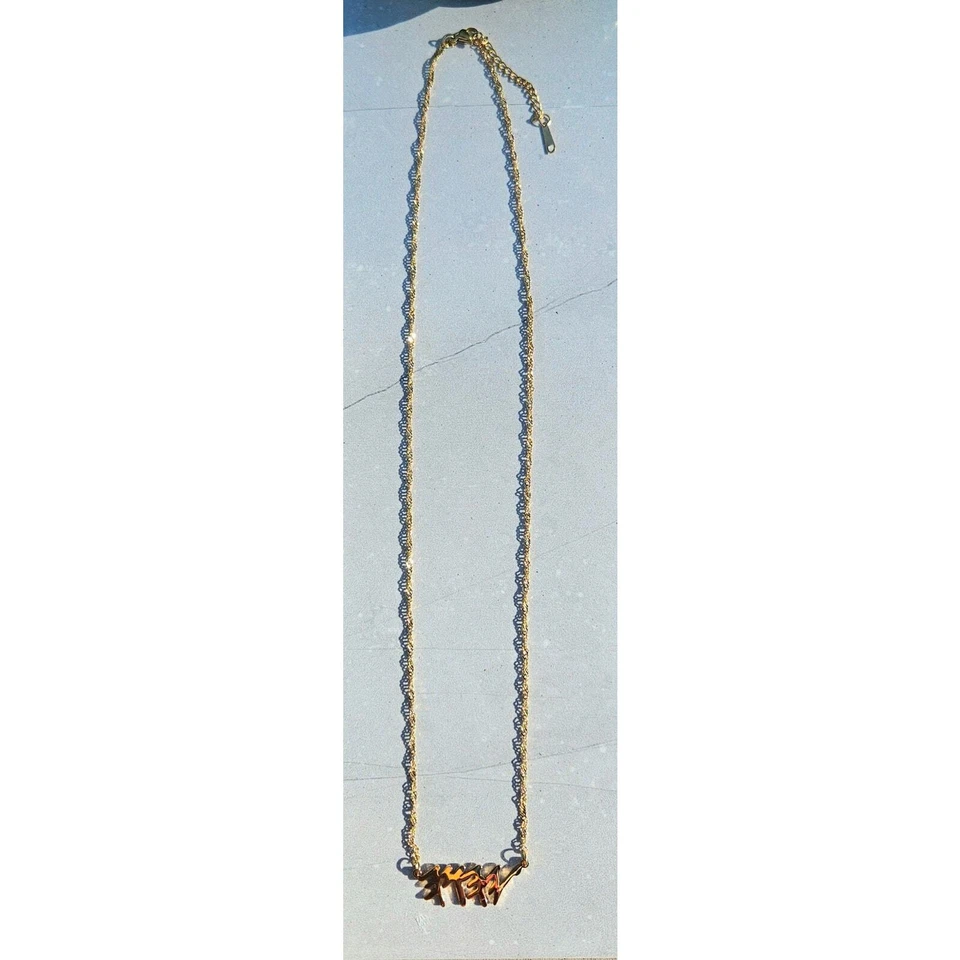 Hermoso collar YHWH disponible en acero inoxidable u chapado en oro de 18k Foto 2 de 4