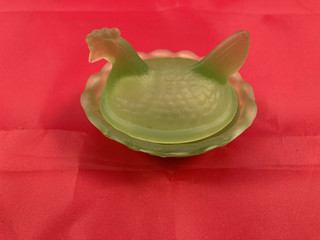 VINTAGE BOYD GREEN GLASS MINI/SALT CELLAR NESTING HEN 2.5''