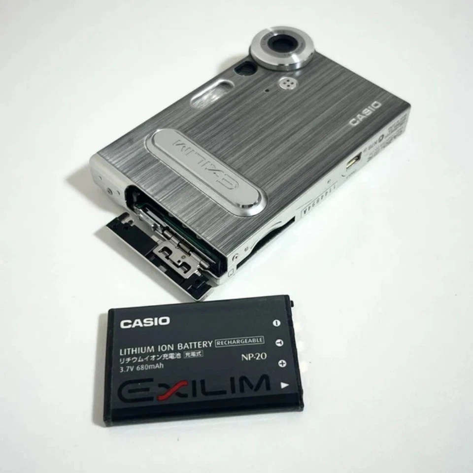 Casio Exilim EX-S3 Digitalkamera 3,2 MP Slim 3,2-Megapixel-CCD-Sensor Silber