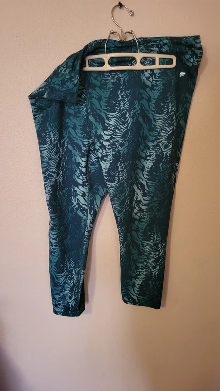 fabletics hi-rise powerhold capri insea leggings