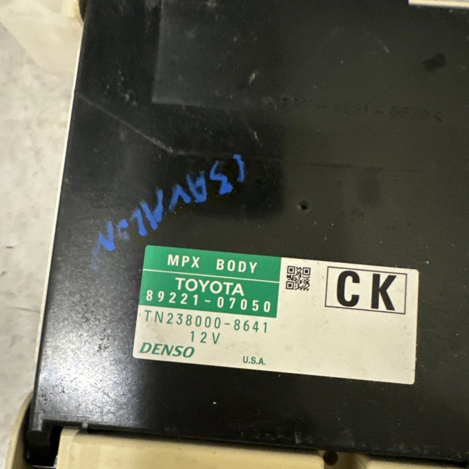 2013 TOYOTA AVALON OEM MULTIPLEX NETWORK CONTROL MODULE OEM 8922107050 - Image 2 of 4