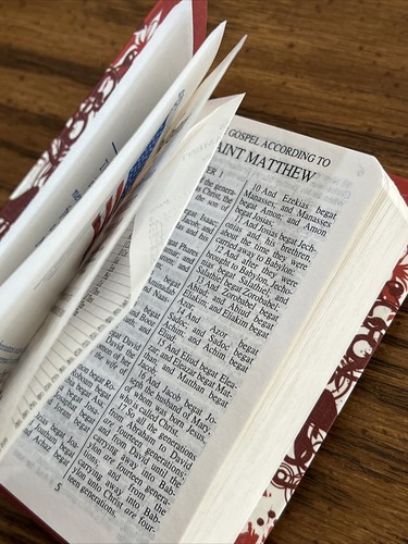 New Testament Psalms Proverbs GIDEON BIBLE Pocket Mini Red Swirls - Picture 4 of 4