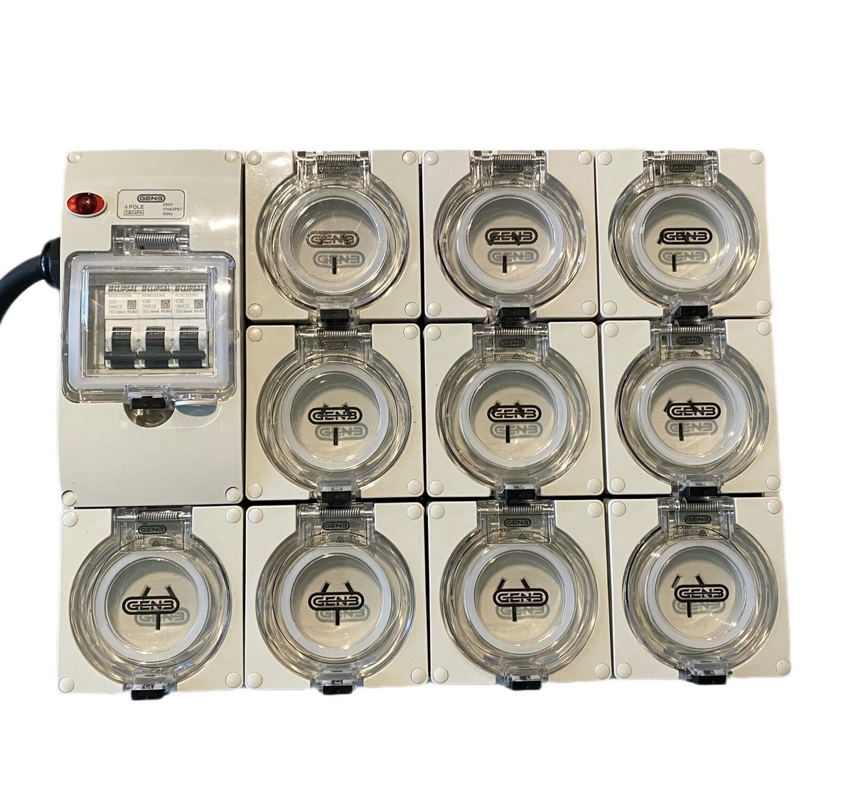 Adaptateur/Tableau De Puissance Portable 32A 3 Phase 5 Broches Vers 10 Prises 15A 240V RCBO - Resource Group