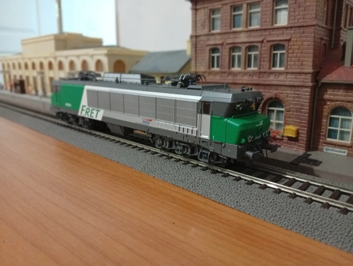 Locomotive électrique HJ2453 SNCC – Jouef époque V, Livrée FRET, échelle HO, état Neuf