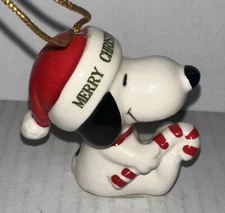 1977 SNOOPY PEANUTS SANTA HAT HOLDS CANDY CANE CERAMIC CHRISTMAS ORNAMENT JAPAN