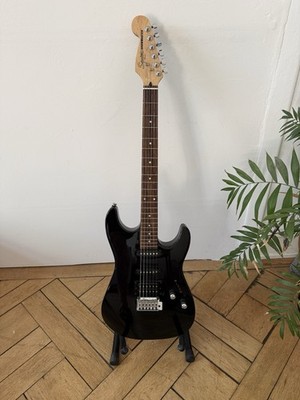 Squier Showmaster HSS schwarz mit Amp Frontman, Pedal und viel Zubehör 