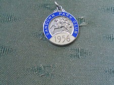 1956 SANDOWN PARK RACECOURSE CLUB - MEMBERS HORSE RACING ENAMEL BADGE - NUMBER 2