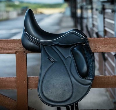 Neu Leder Dressur Doppelklappe Pferdesattel, Wechselgullets Sattel 17''-18''