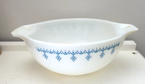Vintage Pyrex Cinderella Blue Snowflake Garland 2 1/2 Qt Mixing Bowl #443