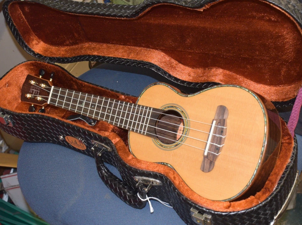 LULU S2A SOPRANO UKULELE & CASE - Image 2 of 4