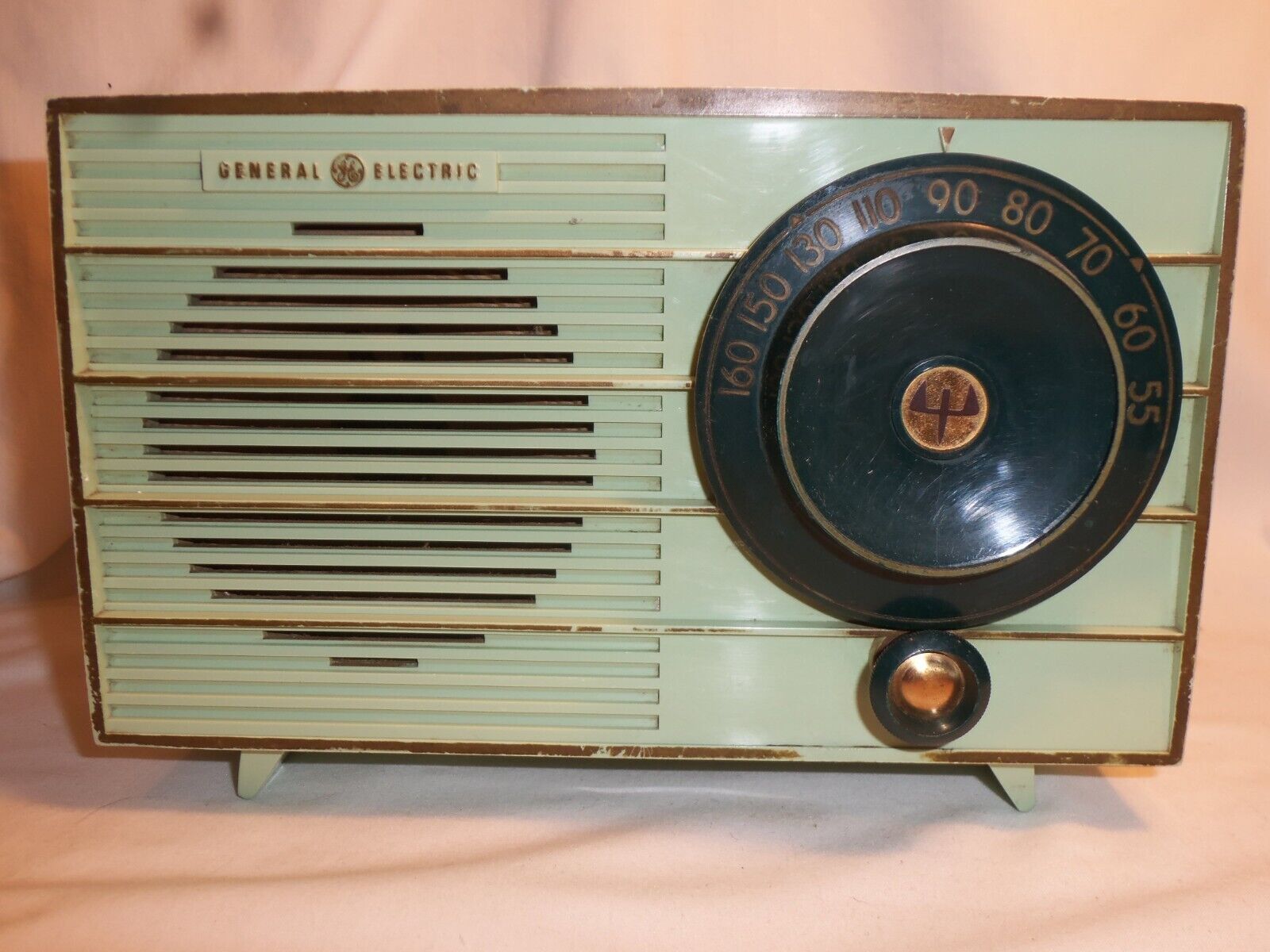 Mint Green General Electric Radio (Model T160A?) Display/Parts/Restore has cord.