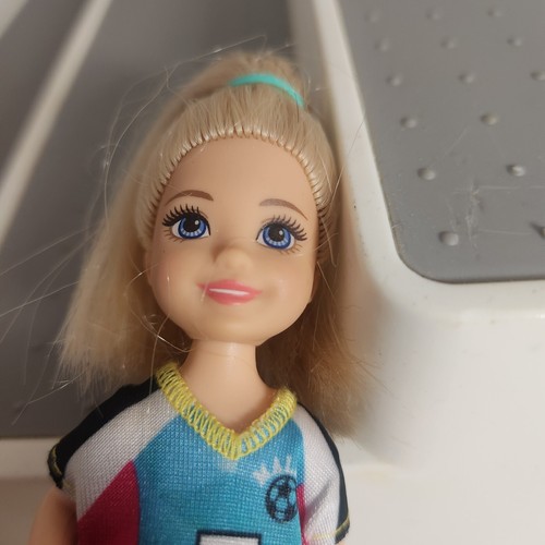 Mattel Barbie’s Sister Chelsea Soccer Player Leg Kicking Action Football - Picture 3 of 6