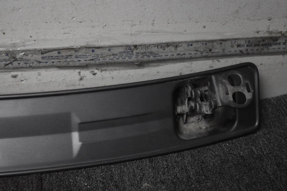 Soporte de alerón Audi A7 Quattro 2012 OEM de fábrica Foto 3 de 4