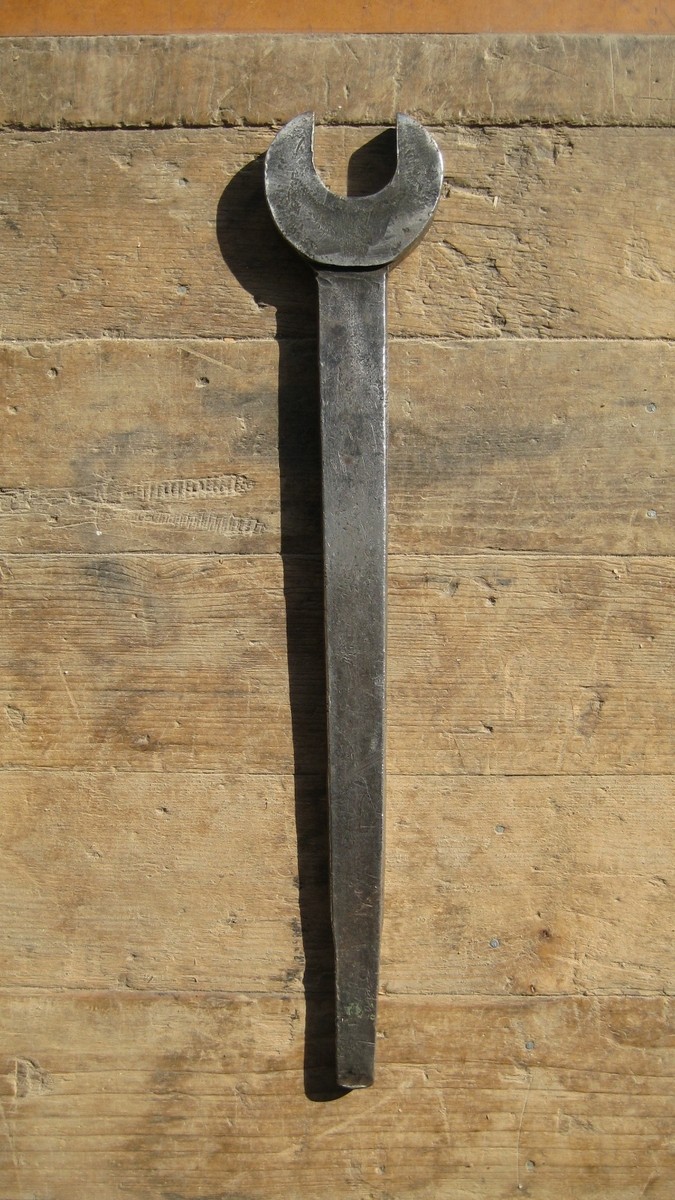 りんご　No.4 No.19 Large Antique Wrench 1-11/16