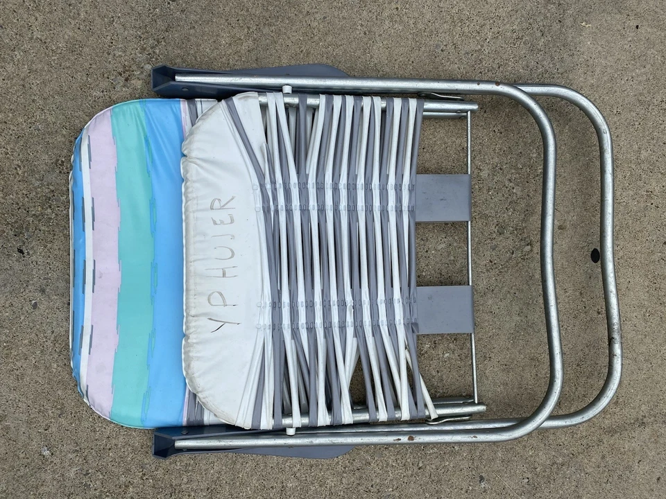 Silla de playa plegable vintage de aluminio de vinilo con tubo de gelatina blanca y gris Foto 4 de 4