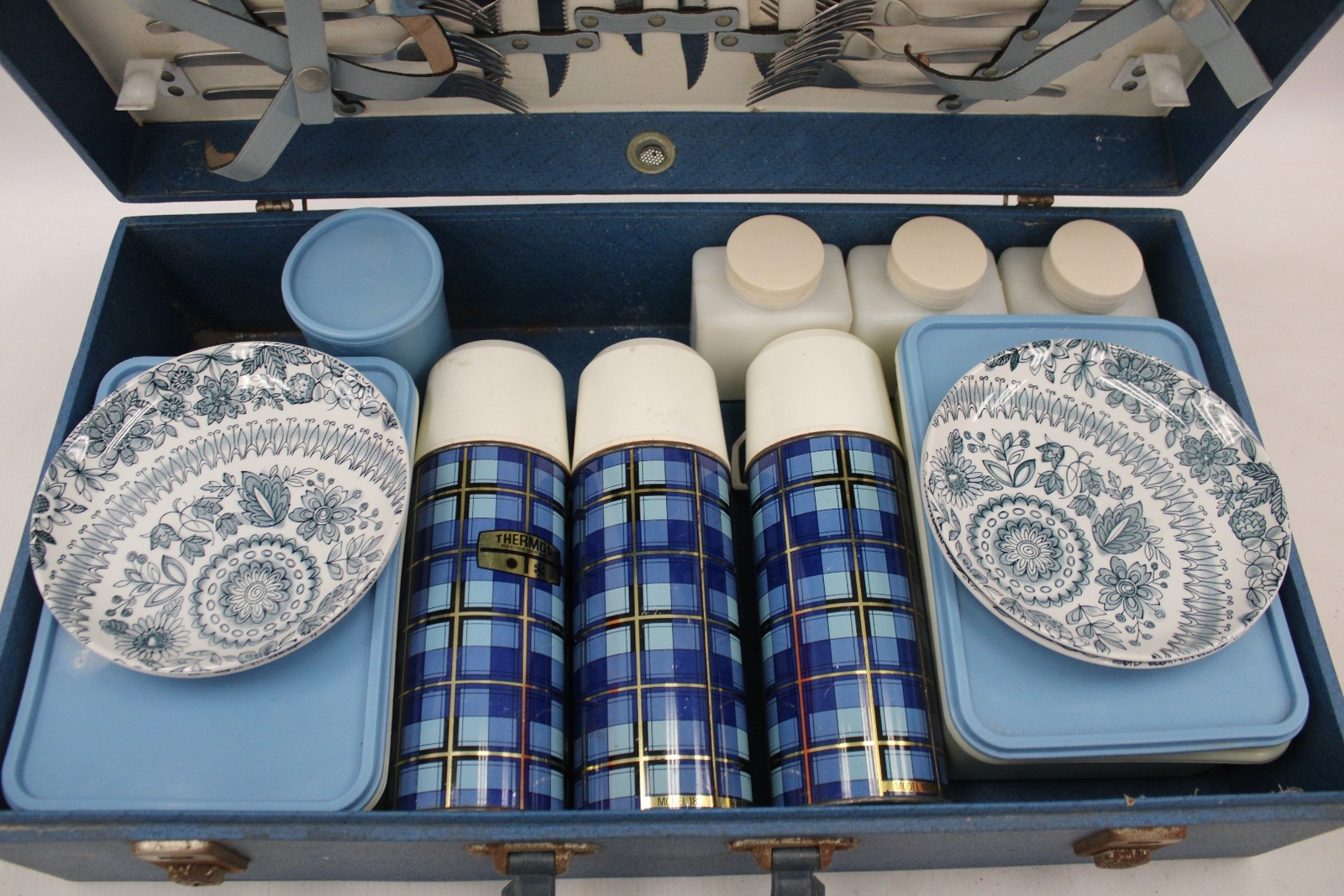 Vintage BREXTON 38Piece Traditional Picnic Basket and Wares Set for 6