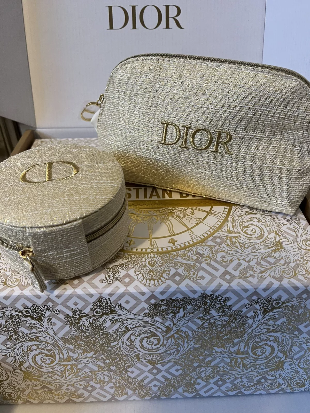 Coffret à bijoux Dior doré édition limitée et trousse à maquillage coffret cadeau luxe voyage