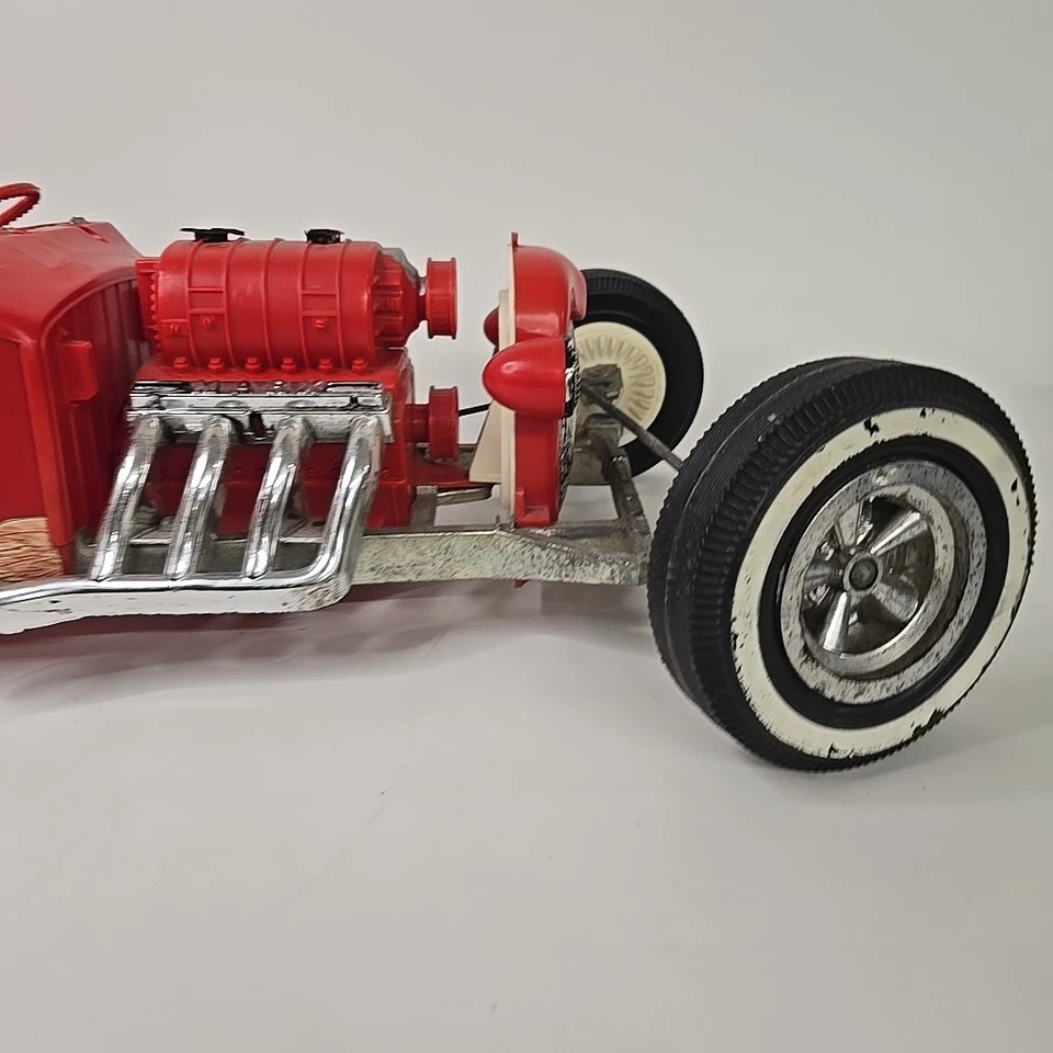 20 世纪 60 年代 Marx 24 英寸大红色热杆电池供电 T 桶玩具车老式 — 第 3/4 张图片