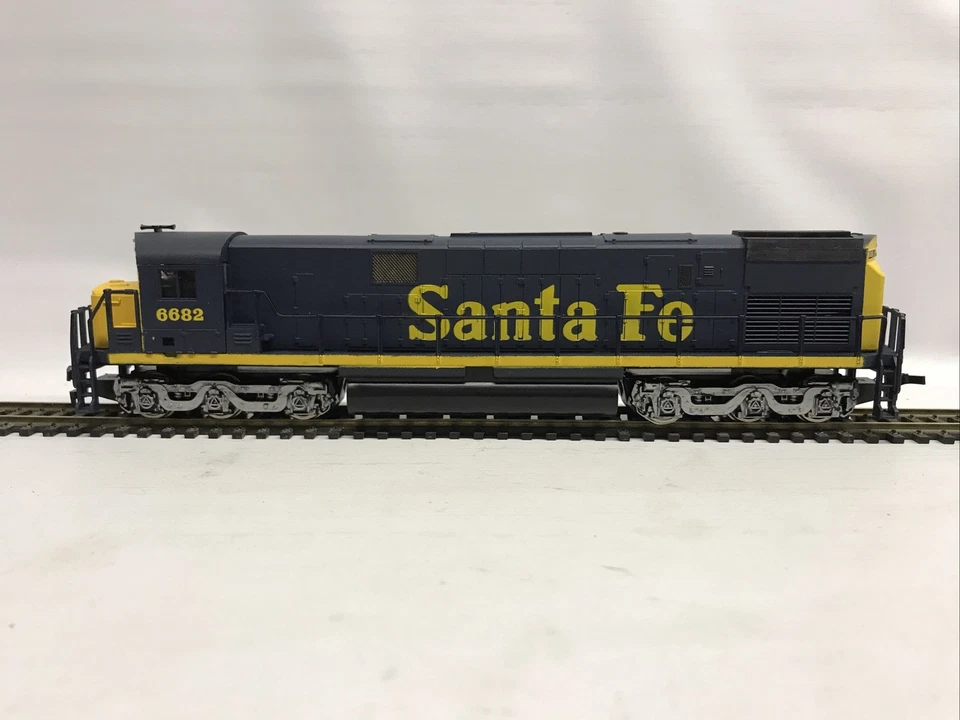 HO Model Power Alco C628 Santa Fe 6682 Powered In Box Tested Runs Great - Image 2 of 4