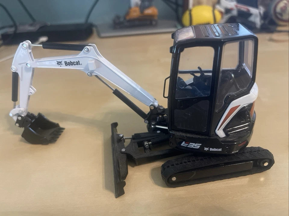 1:50 Scale Bobcat E35 Excavator Diecast Model - Image 2 of 2