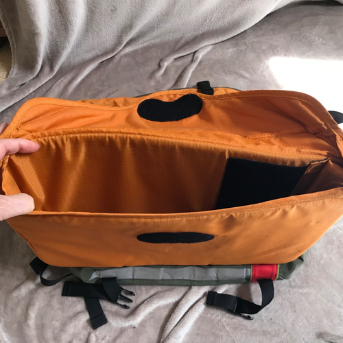Crumpler 'Sticky Date' large messenger-style laptop bag. Red / khaki logo - Photo 13/24