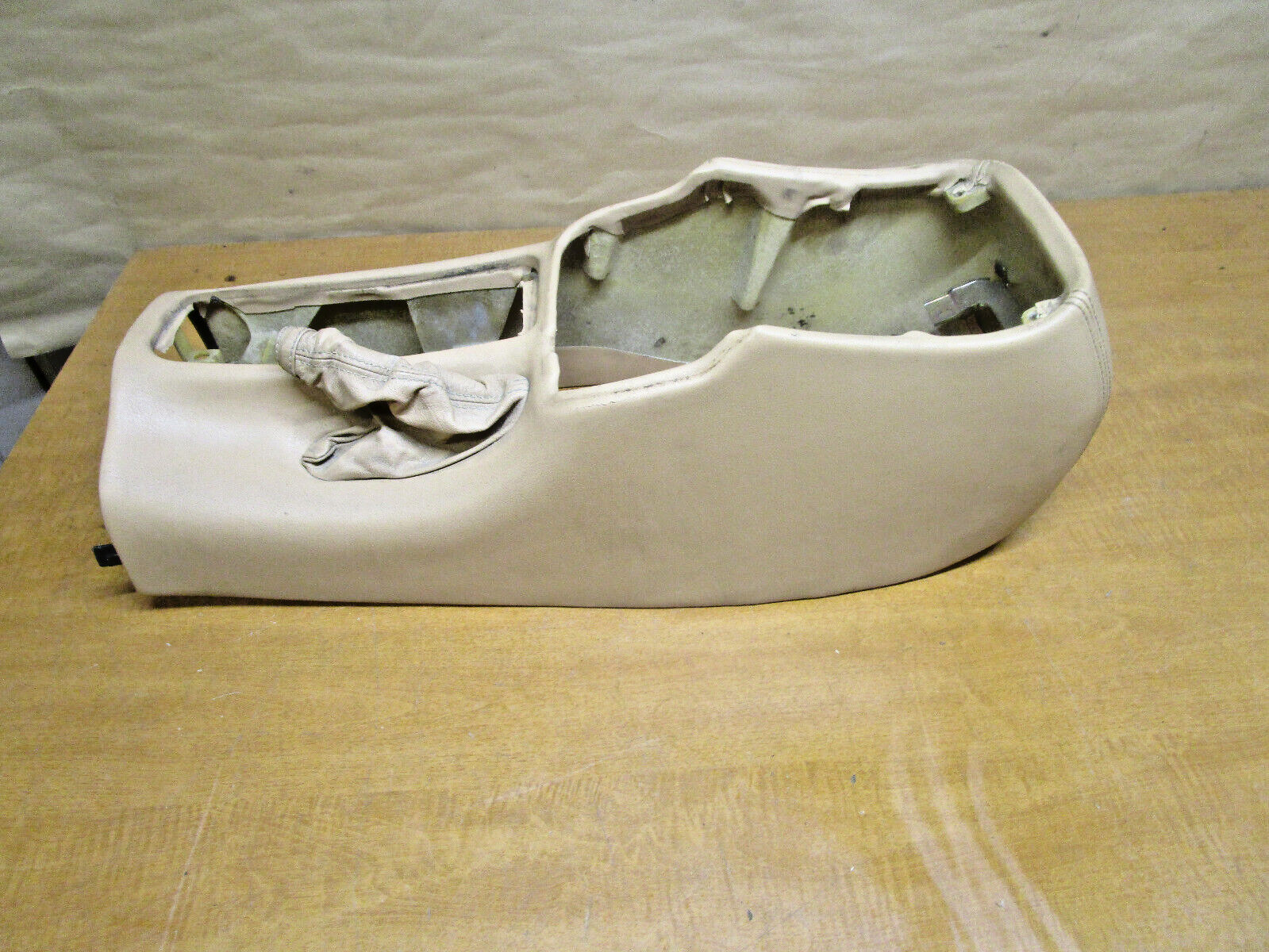 Maserati 4200 Spyder - Center Console / Tunnel Cover /Beige - P/N 67248401