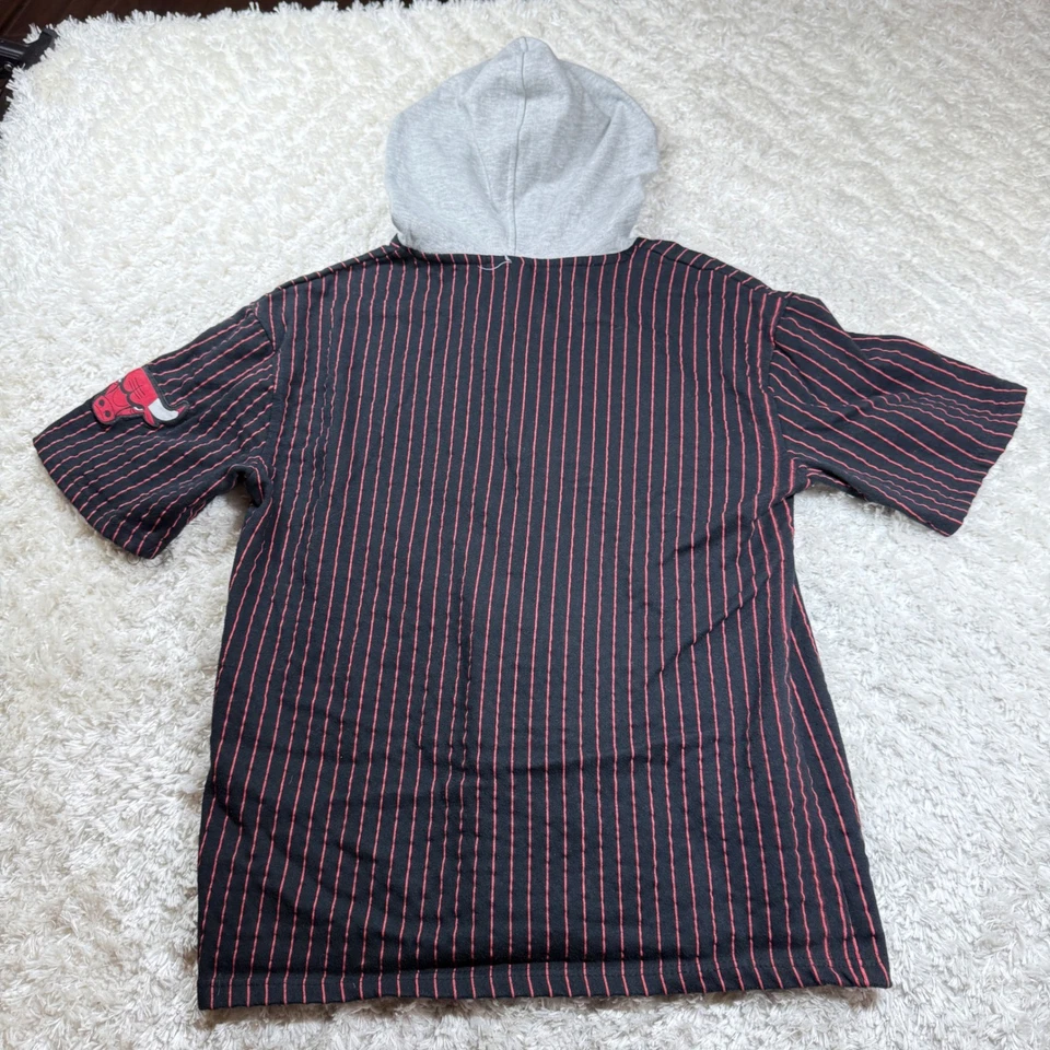 Camiseta a rayas de los Chicago Bulls de la NBA con capucha camisa abotonada para hombre pequeña calle Foto 2 de 4