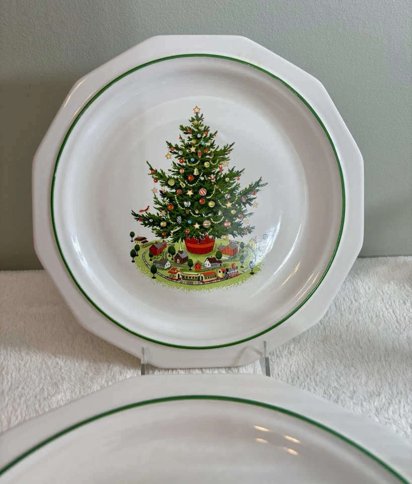 VTG Phaltzgraff Christmas Heritage 10” Dinner Plates. Set Of 8. - Image 2 of 4