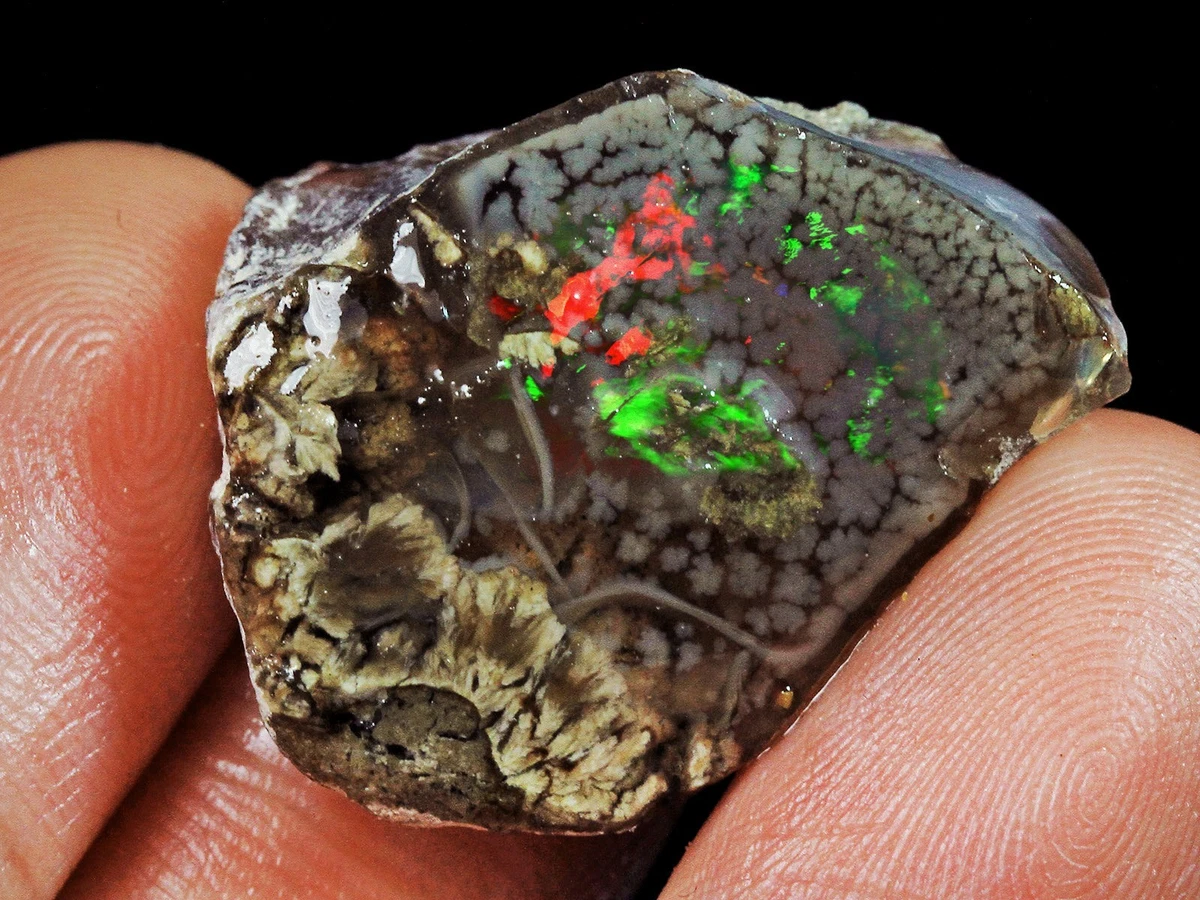 Opale Noire Naturelle Brute D'Éthiopie – Jeu De Feu Multicolore – 12 Carats